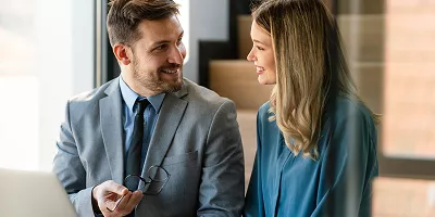 ragazzo e ragazzo parlano indicando un computer