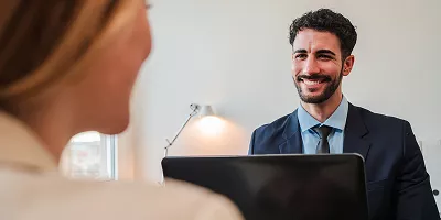 uomo e donna che sorridono