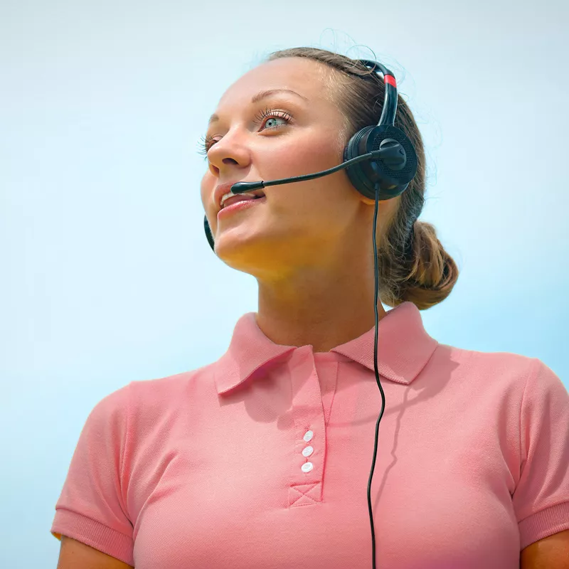 ragazza con cuffie lingua dei segni